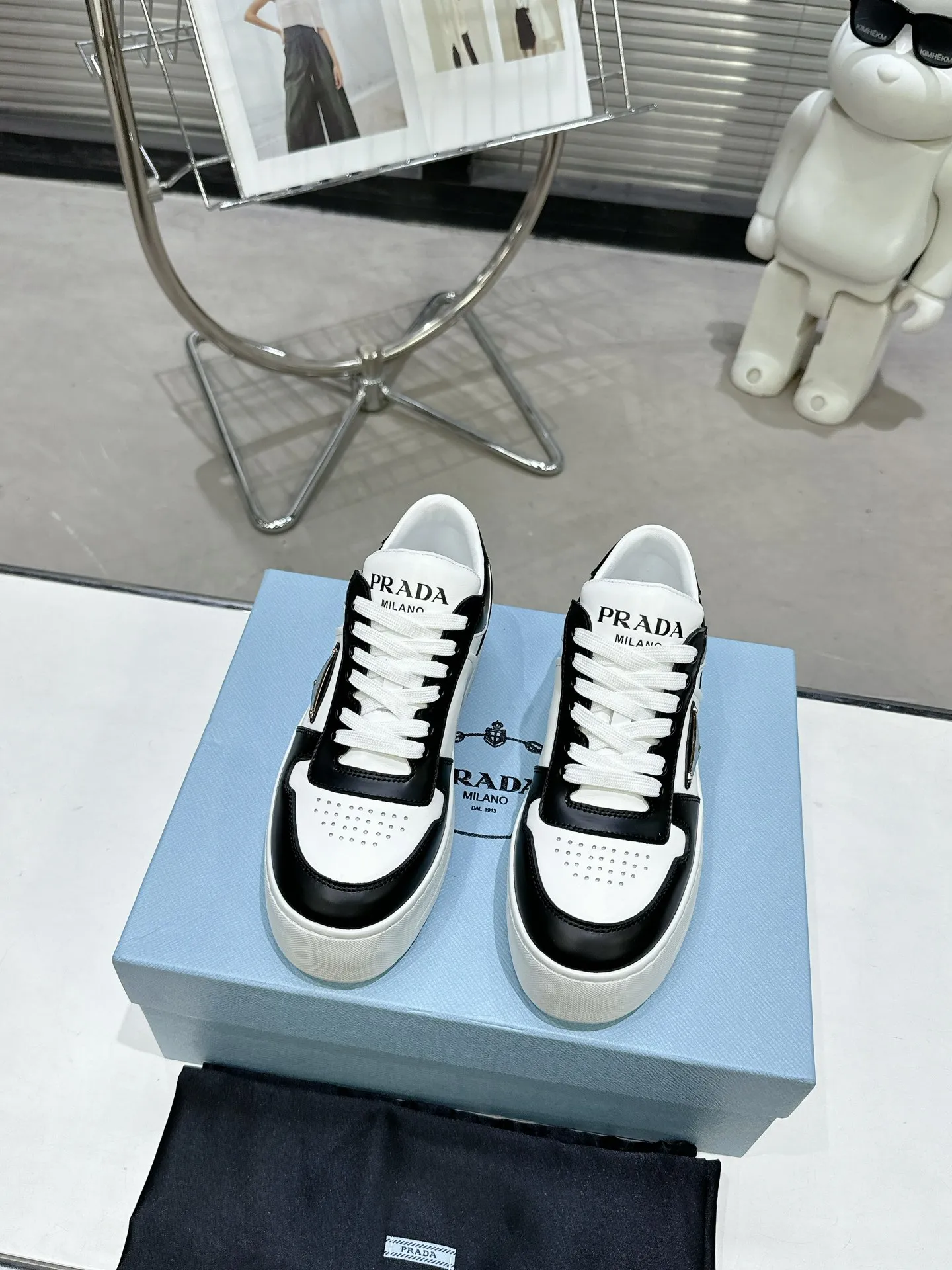 👟👟Ex-factory price 520👟👟 Prada Latest Downtown Bold series Thick-soled Platform Shoes Triangle Logo Casual Sports Shoes White Shoes Original purchase, development and production Downtown Bold sneakers are inspired by the basketball shoes of the 1980s, with sporty design and exquisite details. Crafted from perforated leather, the statement platform sole provides a unique, modern style. The Prada logo is interpreted from different angles, decorated with the iconic enamel-coated triangular metal logo, highlighting the unique classic style. Exquisite packaging at the delivery counter🛍📦 ▪️Fabric: Original custom imported first-layer cowhide ▪️Inner lining: Original imported soft sheepskin ▪️Outsole: Original molded ultra-light foam material ▪️Sole thickness: 4.5CM ▪️Size: Women's 35-40